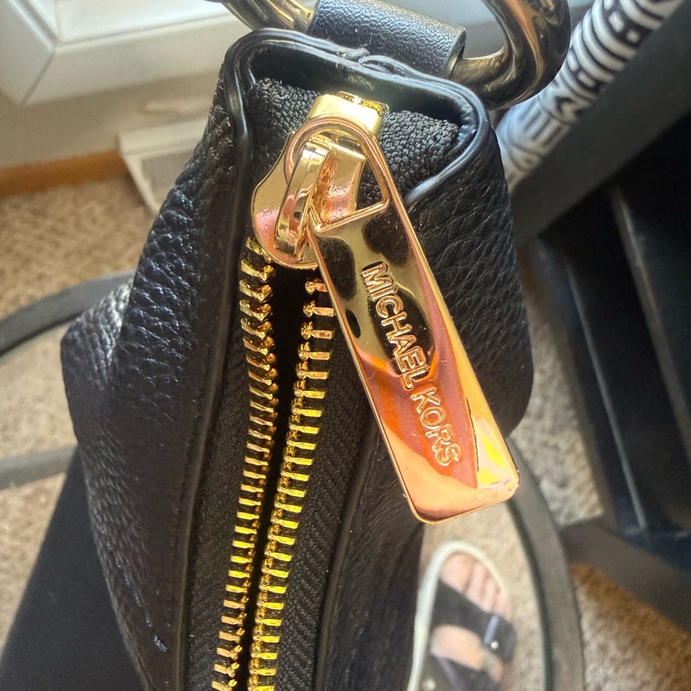Michael Kors Aria Large Shoulder Bag. - Picture 6 of 7